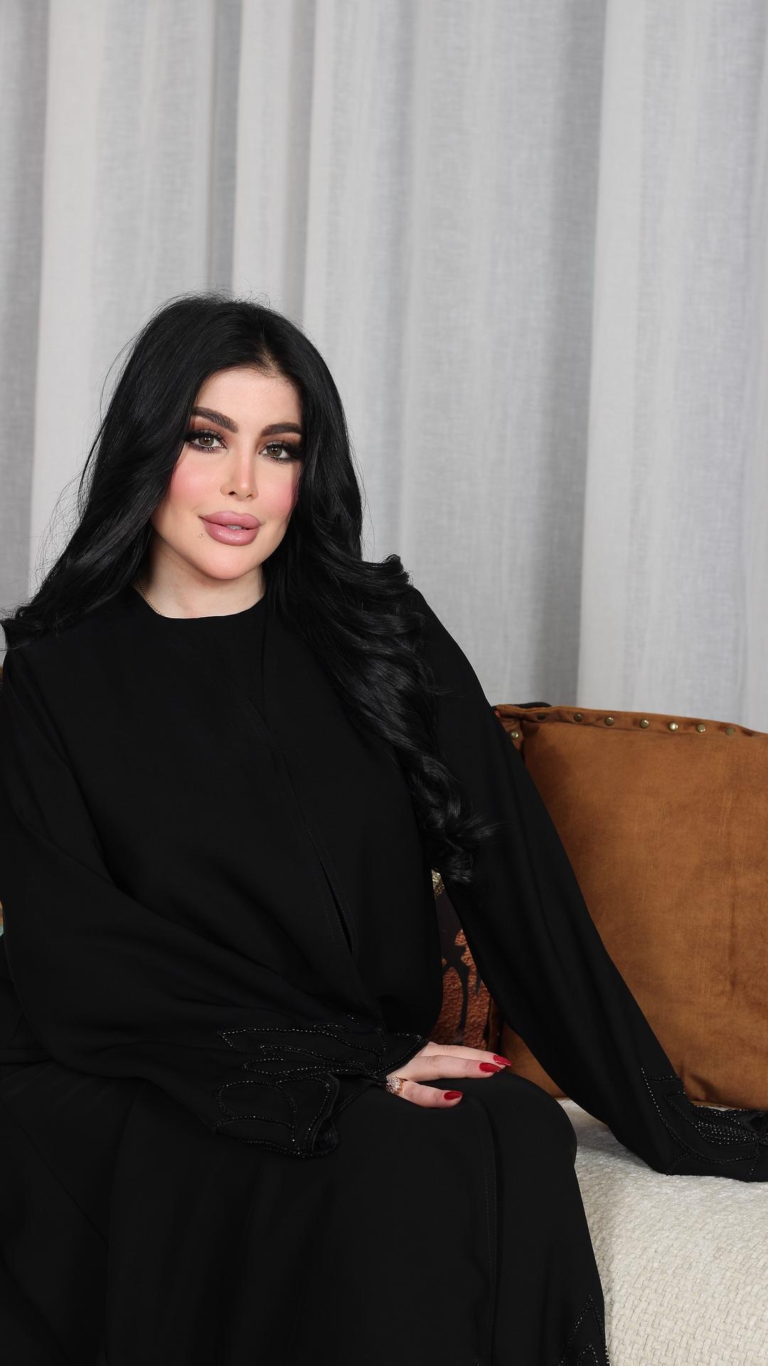 عباية مطرزة بشك أسود