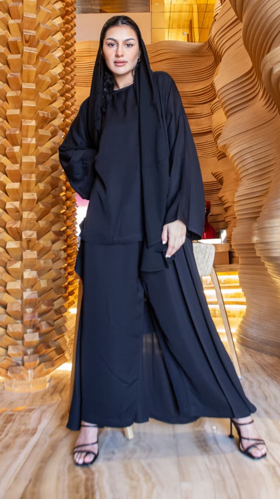 عباية ببنطلون وبلوزة