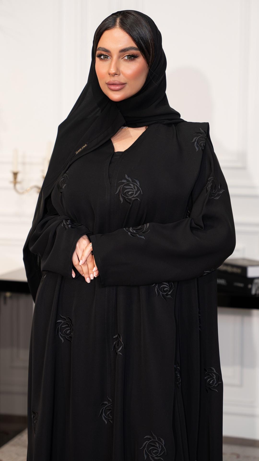 عباية بثنية بالاكتاف وتطريز ورد