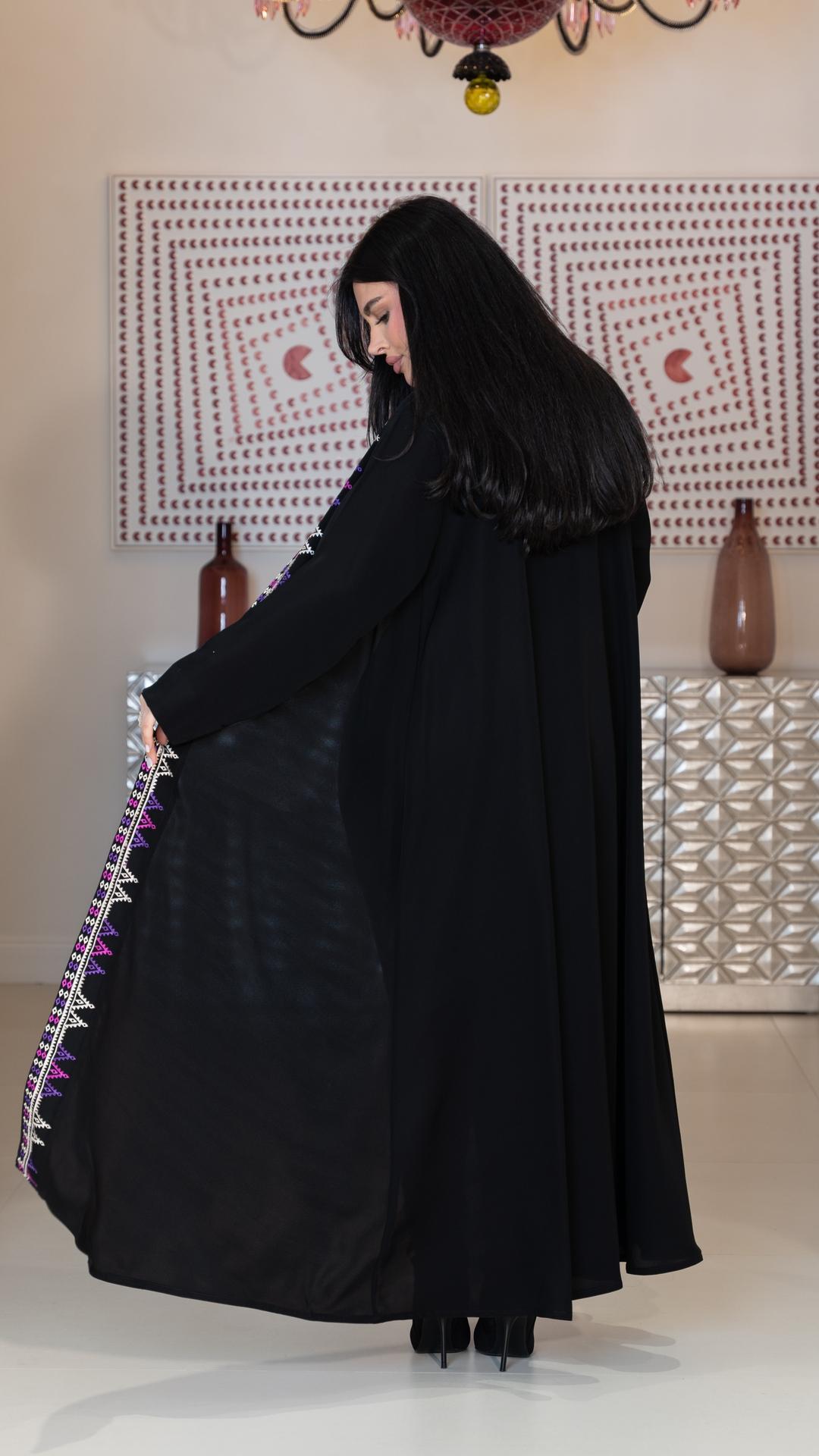 عباية بتطريز ملون من الأمام
