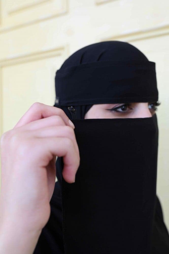 نقاب مشبك بطقطق من الجنب