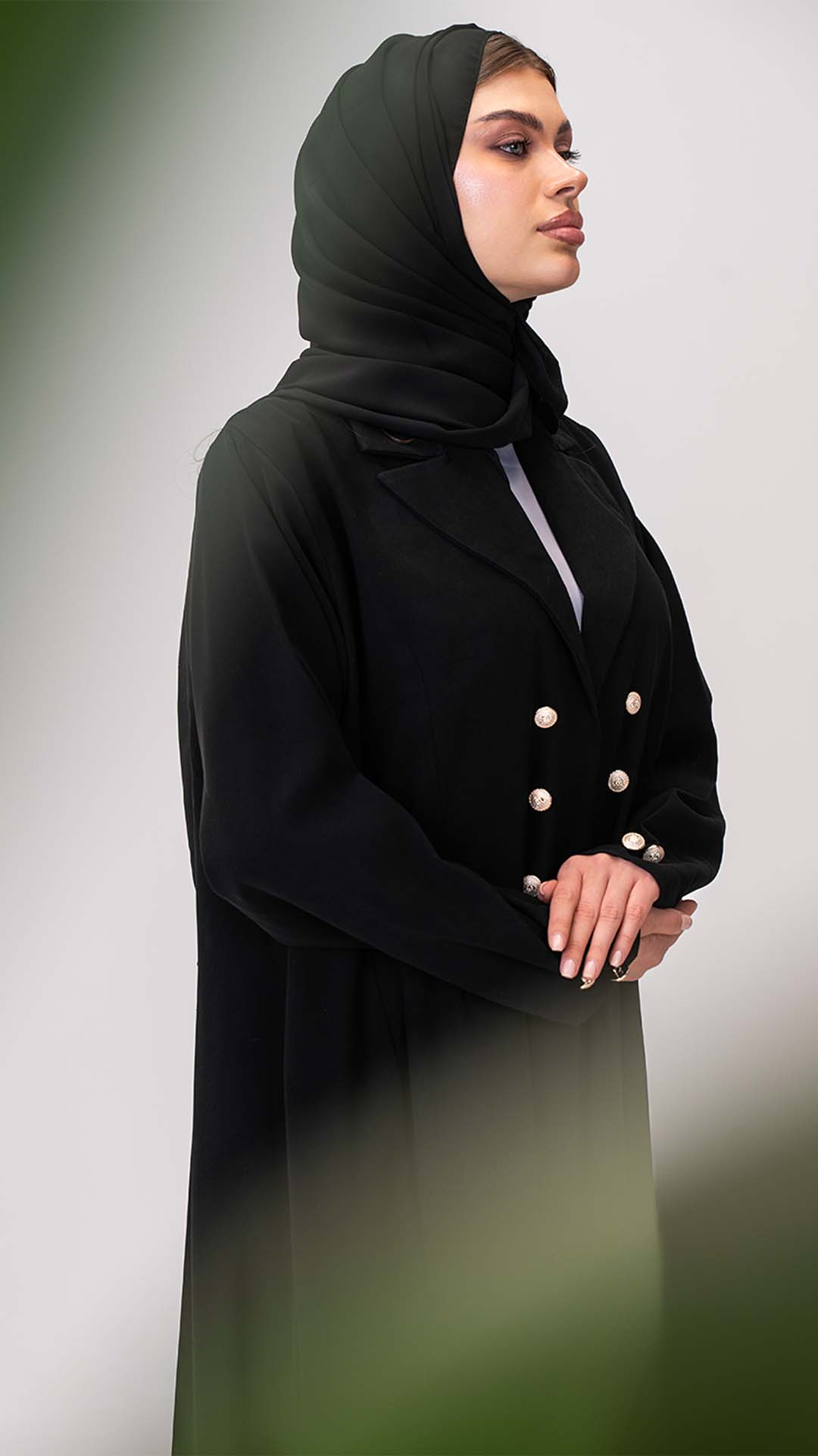 عباية رسمية بأزرة ذهبية