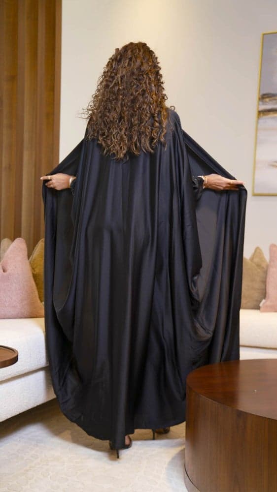 عباية بشت باكمام مزينة بفصوص