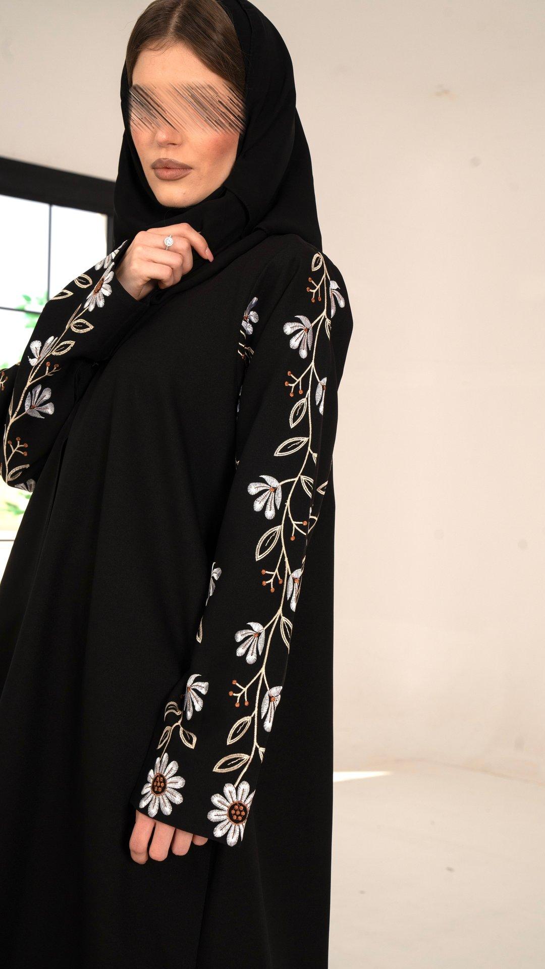 عباية باكمام مطرزة بورود