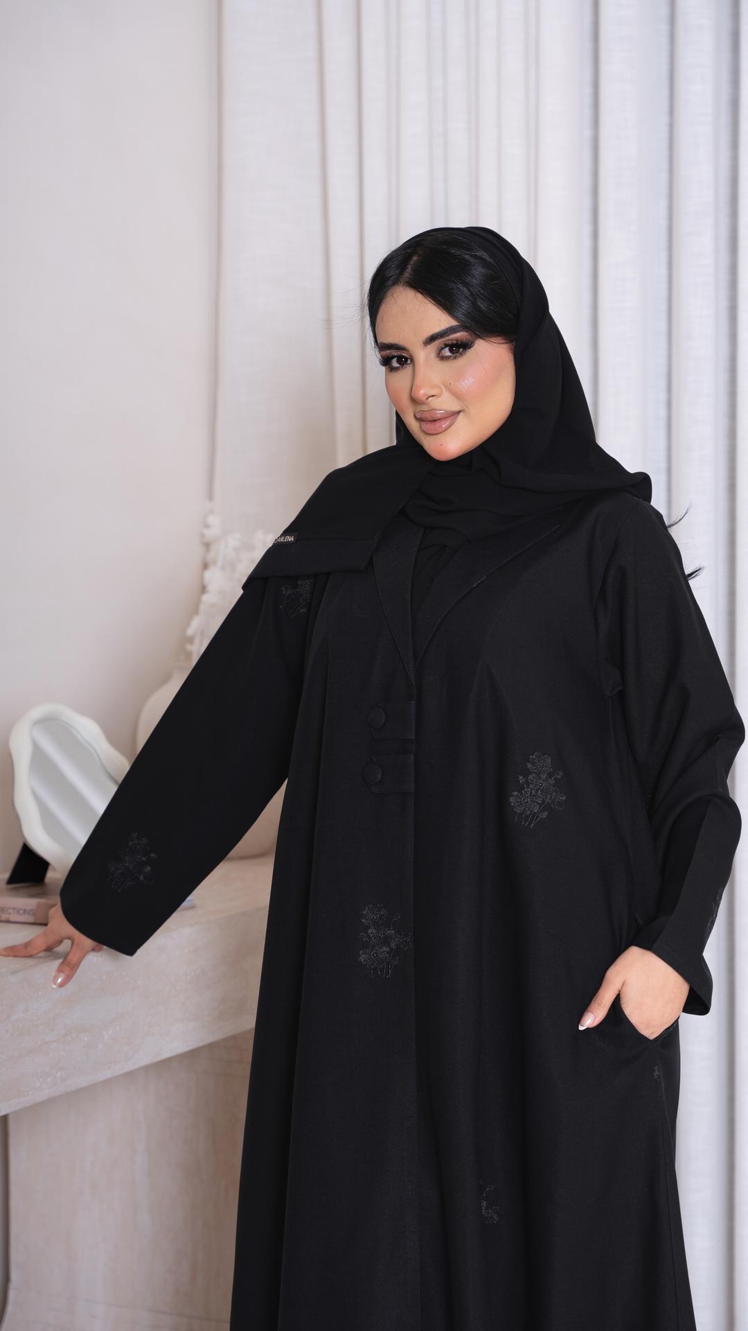 عباية بقصة بليزر مطرزة