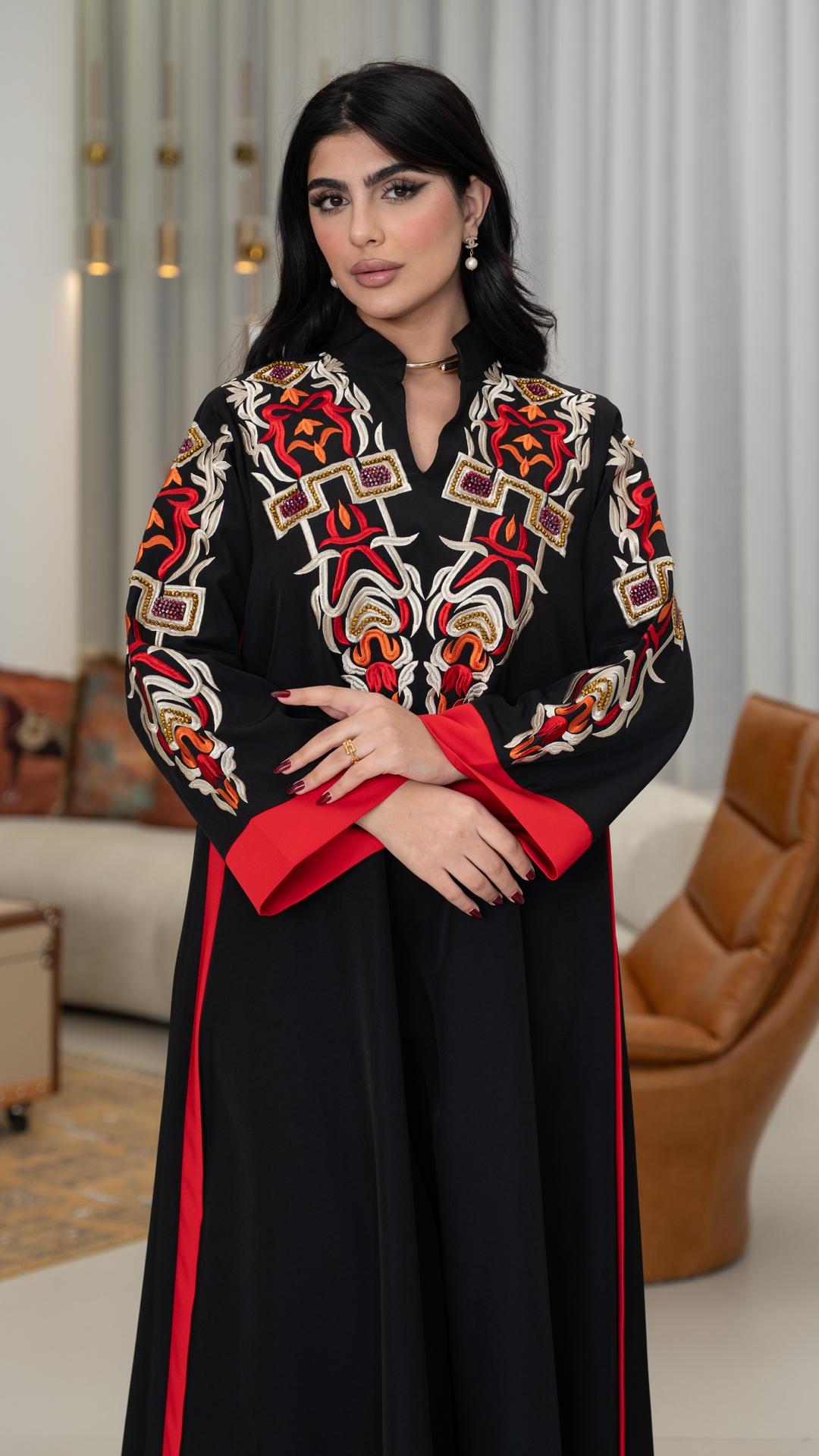 جلابية سوداء بتطريز احمر