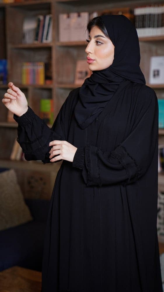 عباية بكلفة على الاكمام وكم مطاط