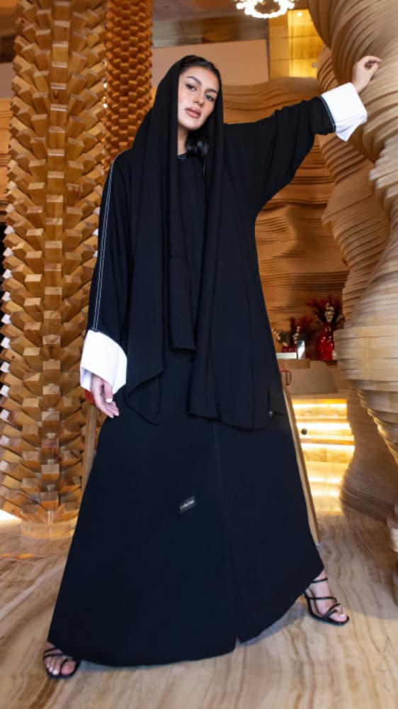 عباية اكمام بيضاء وجيب واحد