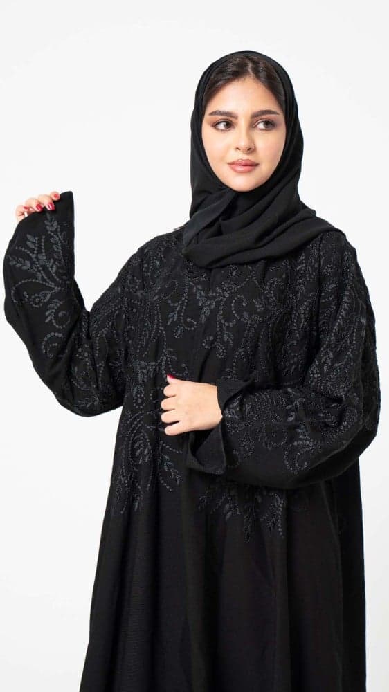 عباية مطرزة على الأكتاف