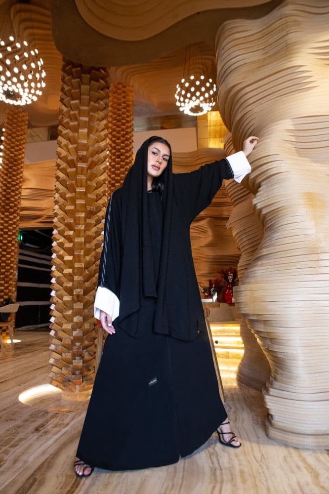 عباية اكمام بيضاء وجيب واحد