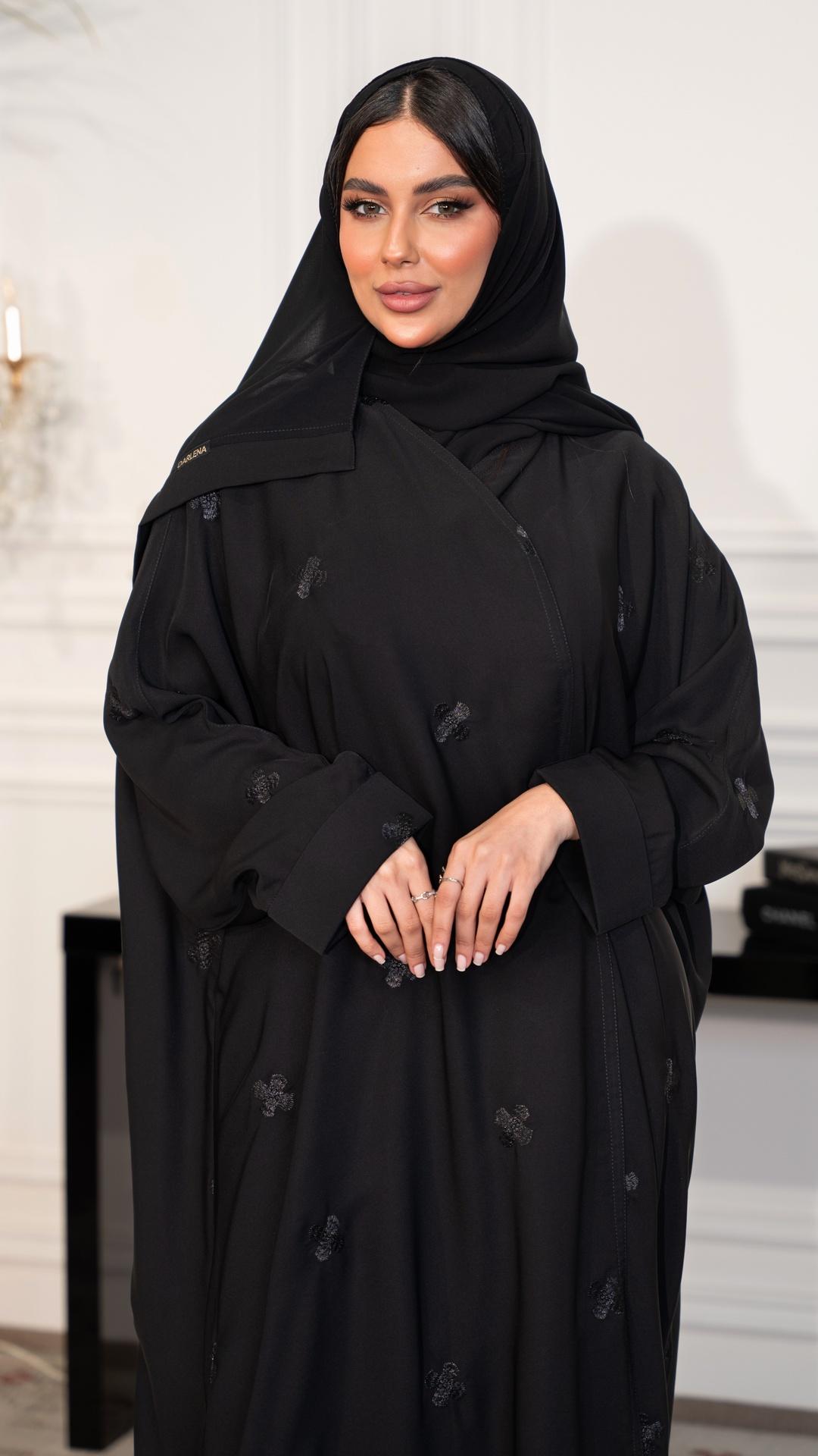 عباية بشت مطرزة بأسود