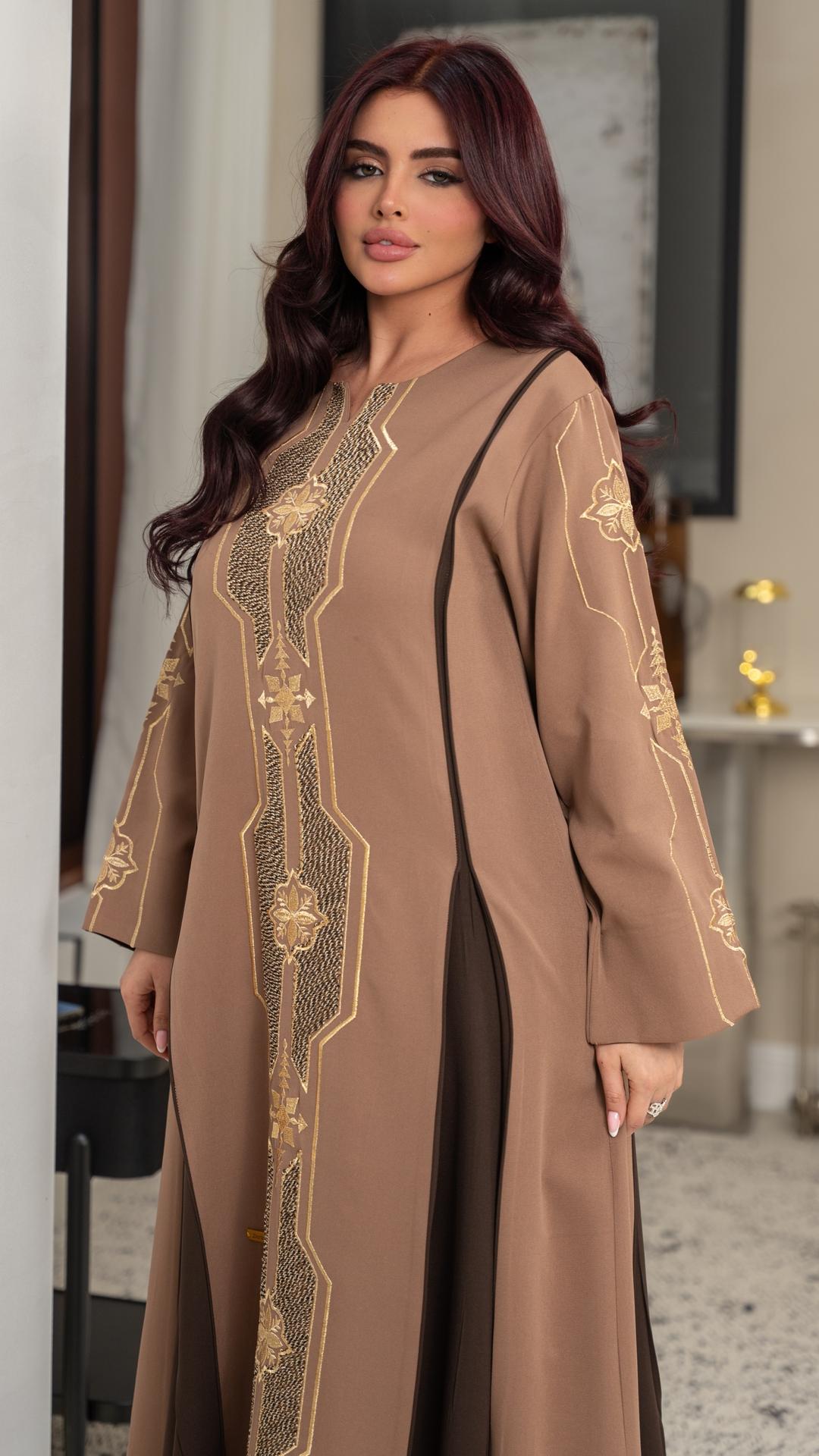 جلابية مطرزة بكسرات ناعمة