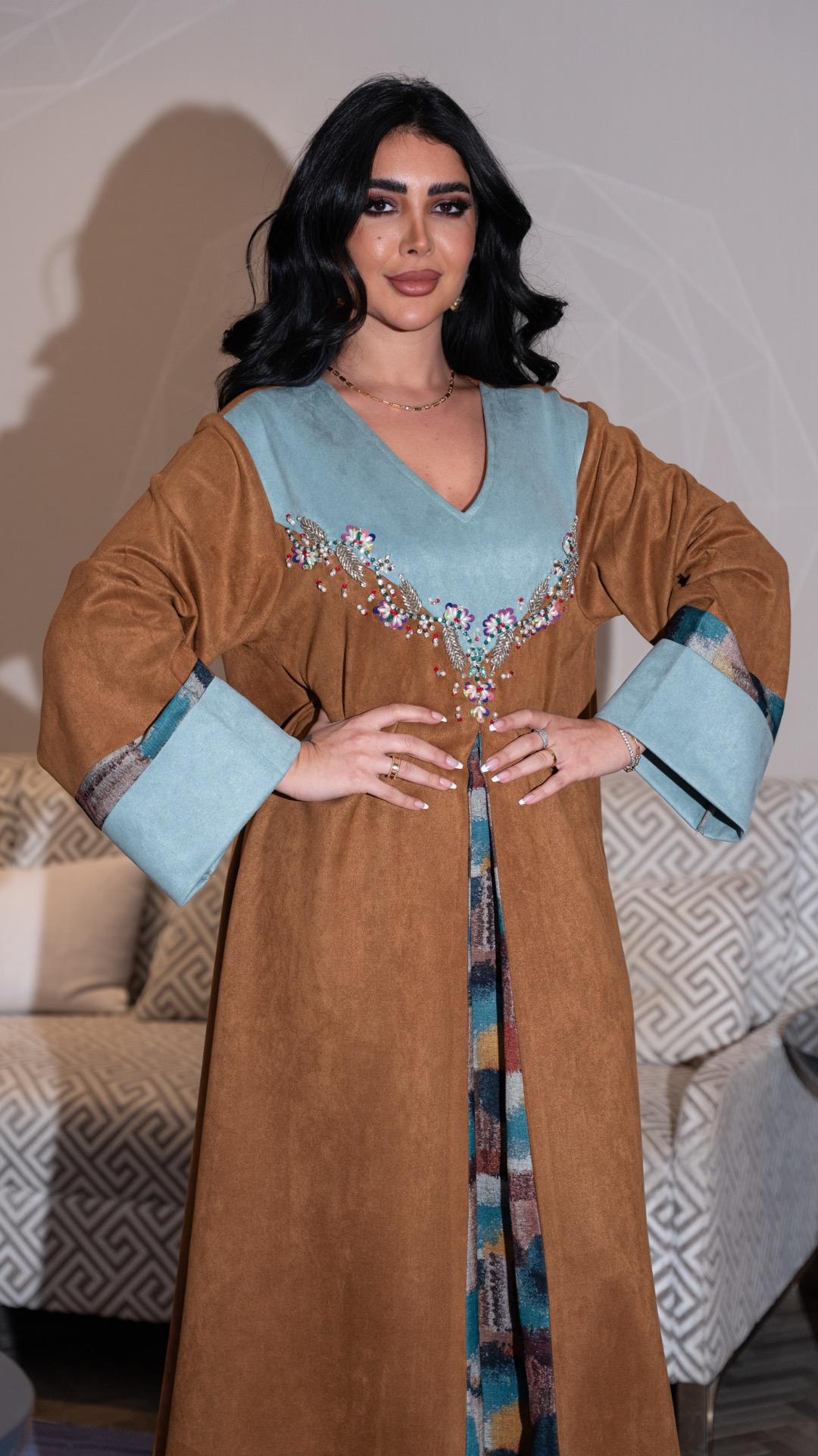 جلابية شتوية بلون سماوي وبني