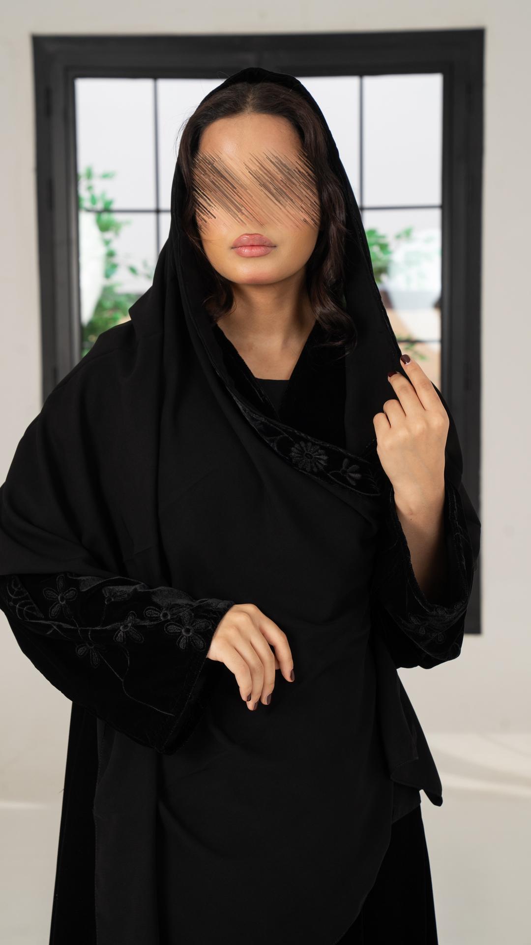 عباية  مخمل باكمام مطرزة