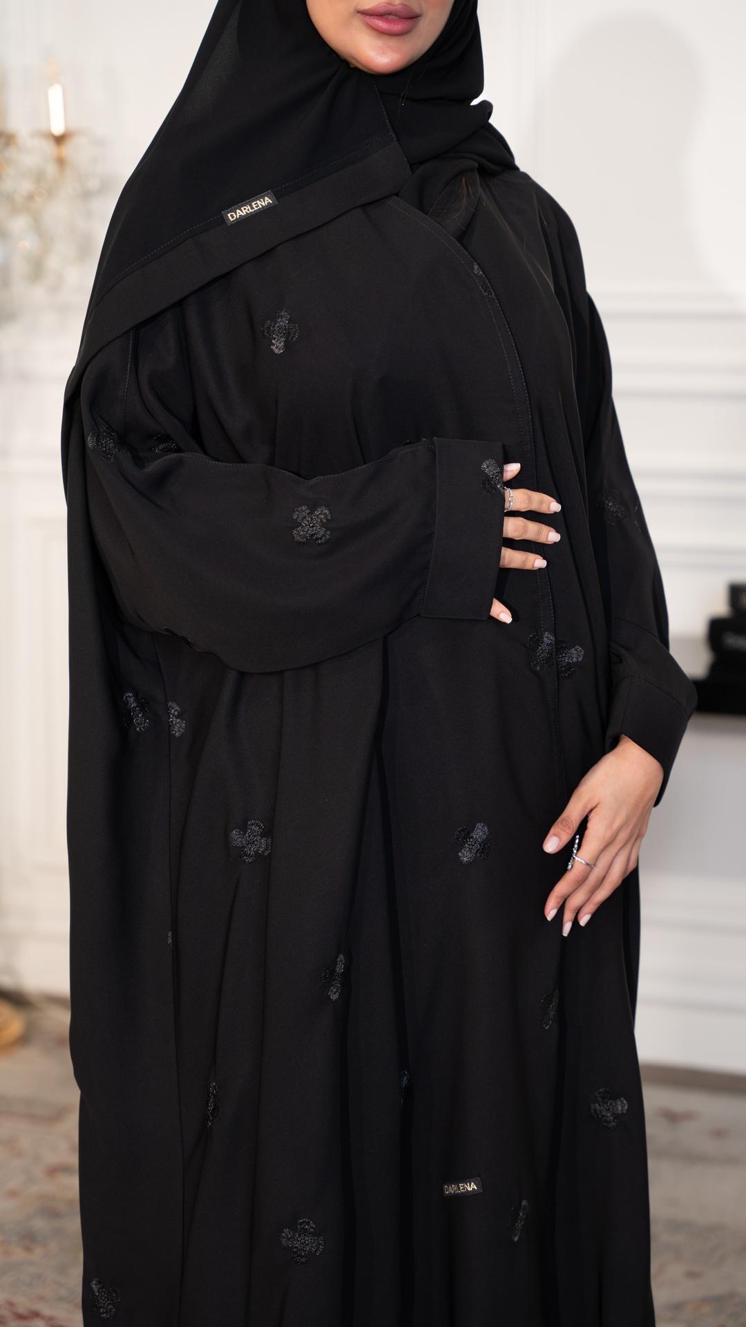 عباية بشت مطرزة بأسود