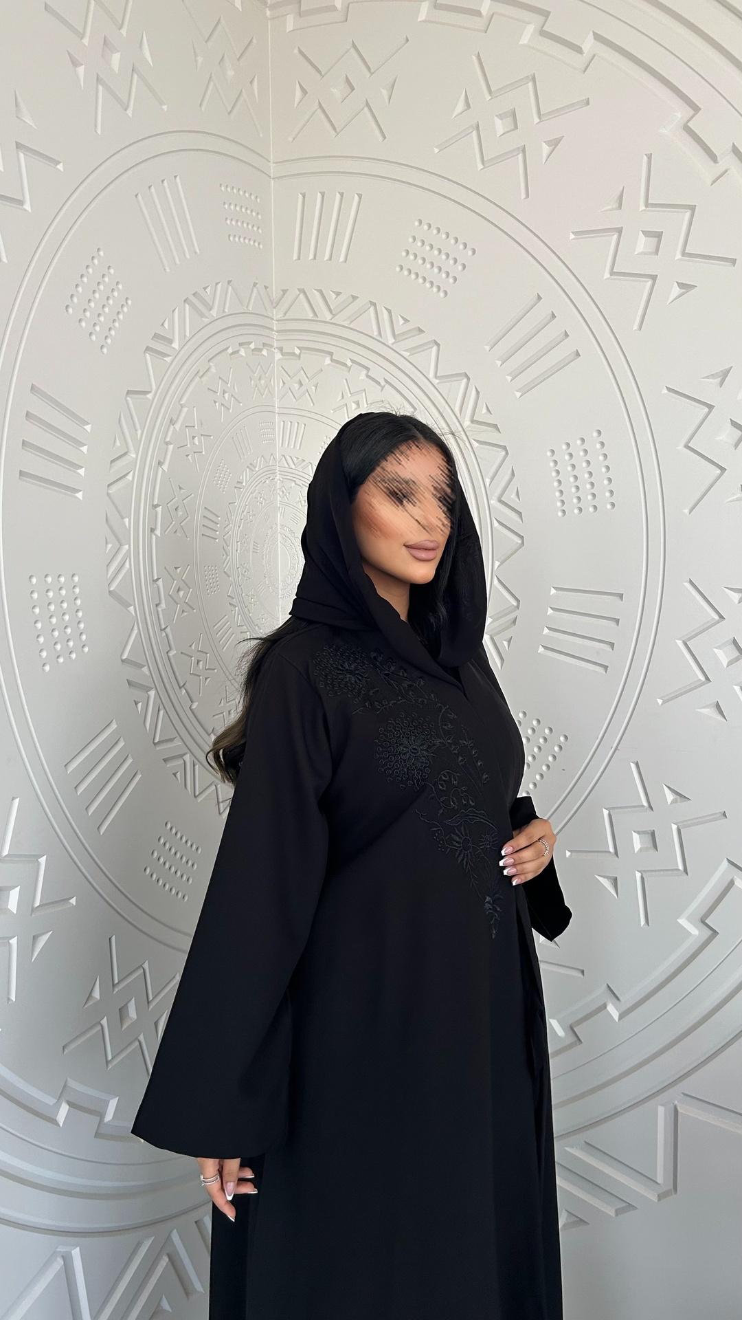 عباية بتطريز ناعم من الامام