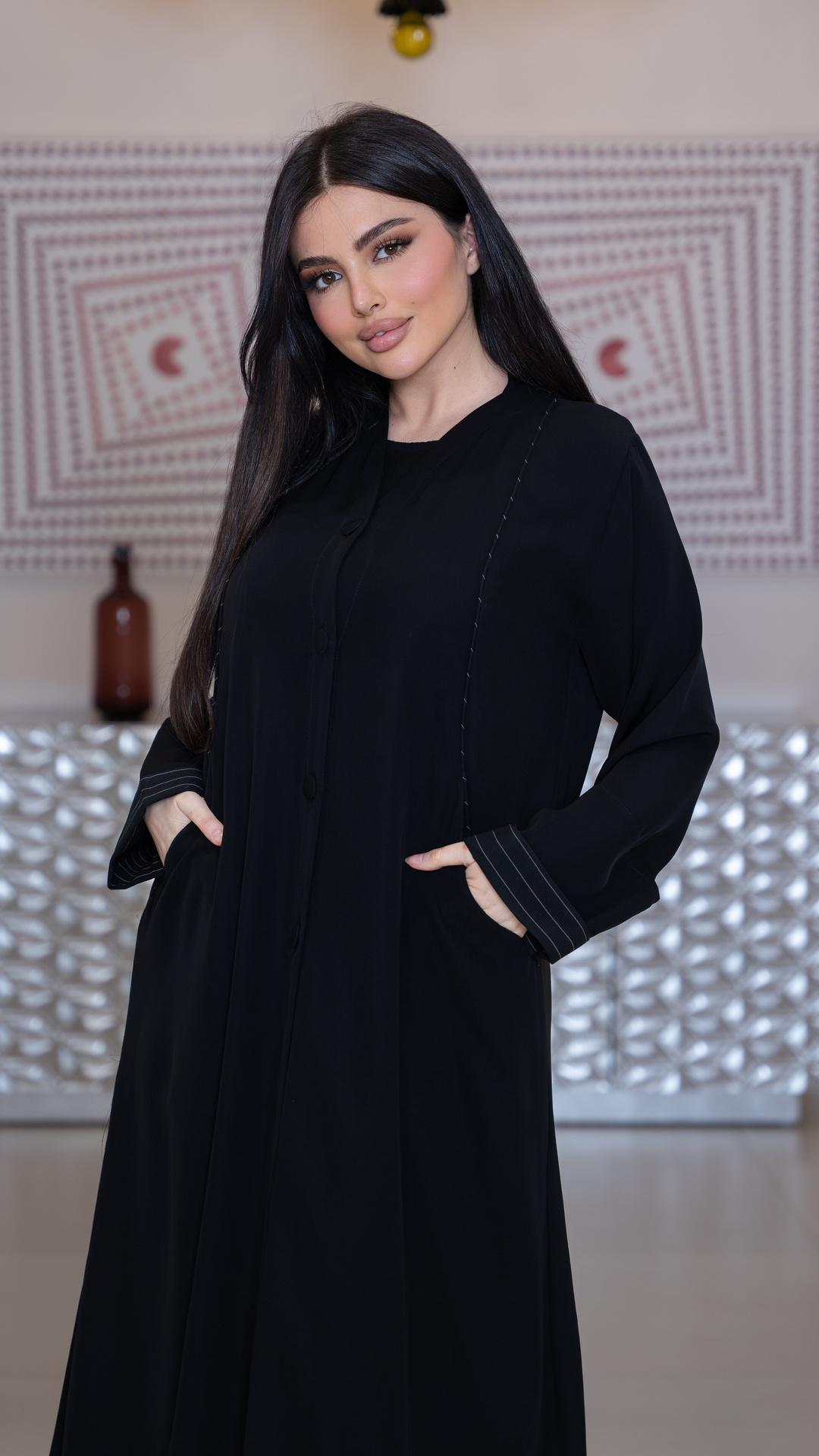 عباية بأزرة وجيوب مخفية