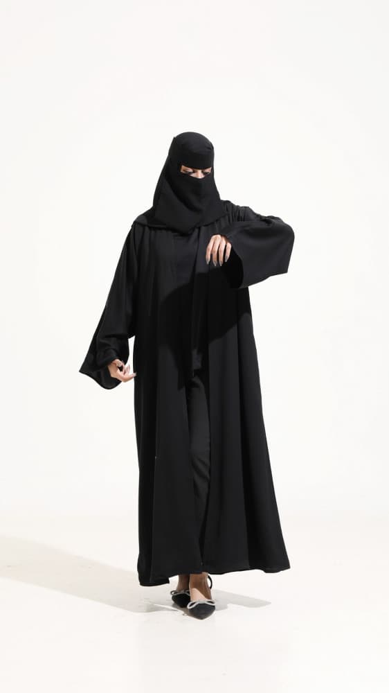 عباية ببنطلون وبلوزة