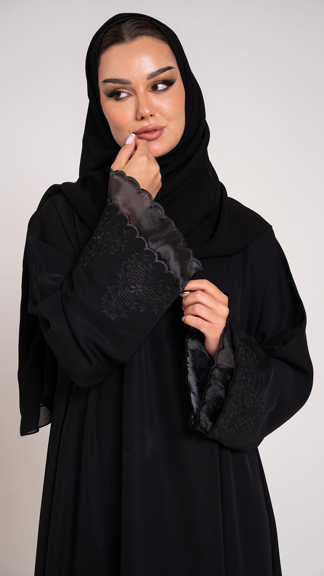 عباية مقفلة بأكمام مطرزة بورد