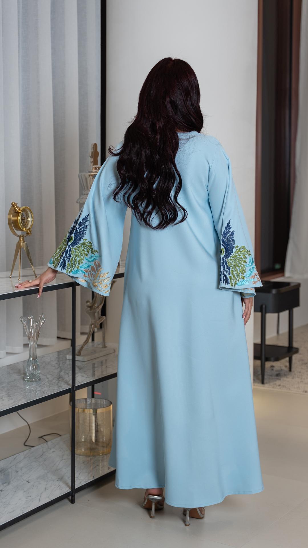 جلابية مطرزة بلون سماوي