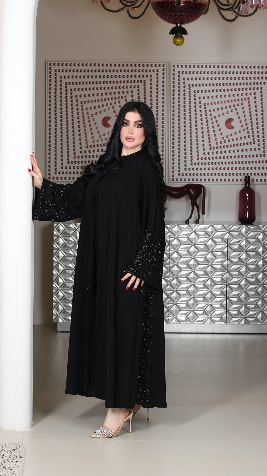 عباية مزينه بشك خرز على الاكمام والجوانب