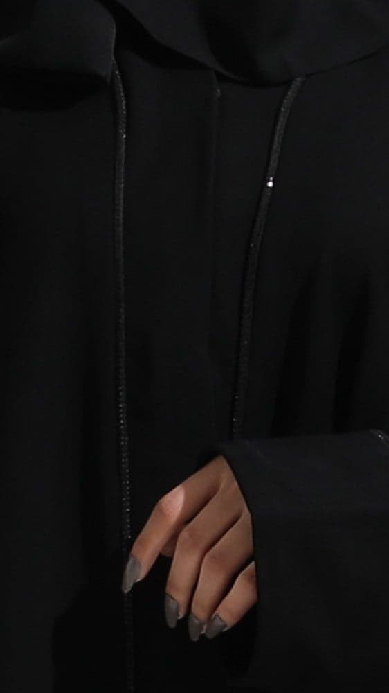 عباية بشريط أسود