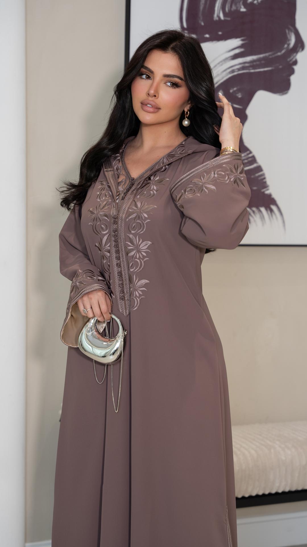 قفطان مغربي مطرزة بقبعة من الخلف