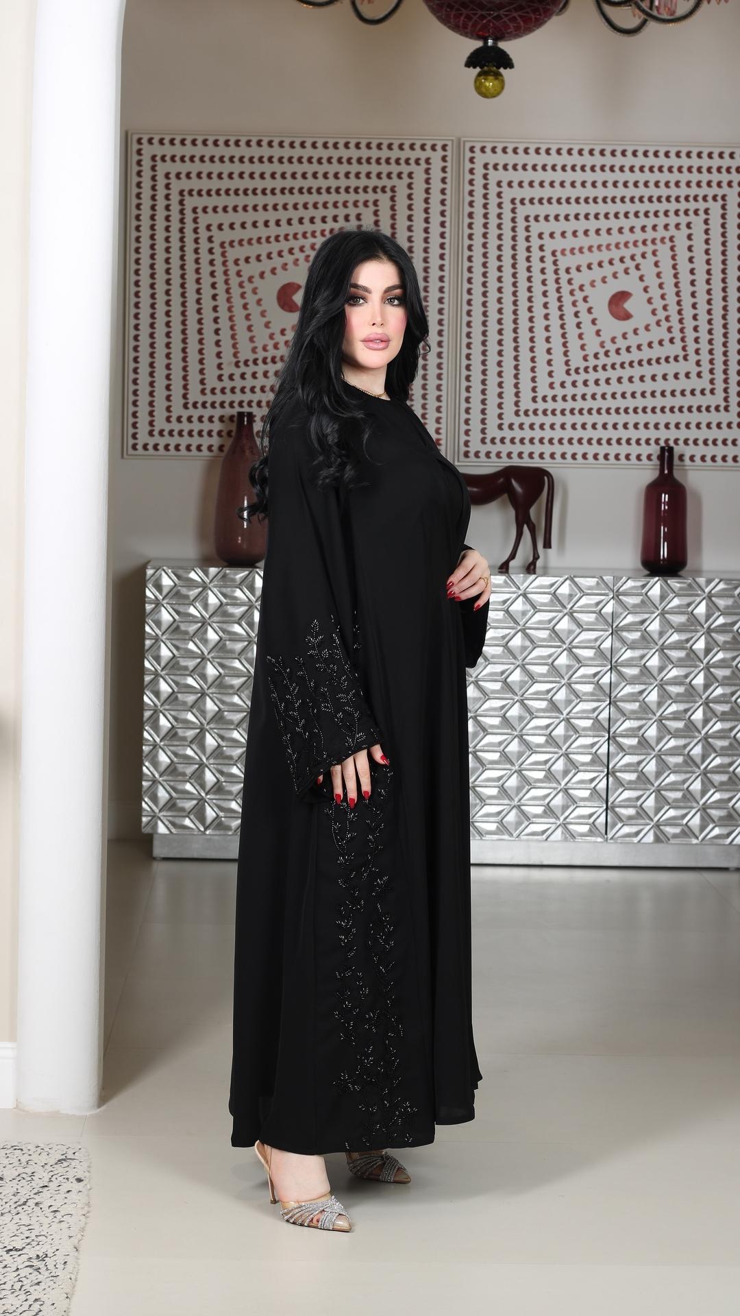 عباية مزينه بشك خرز على الاكمام والجوانب