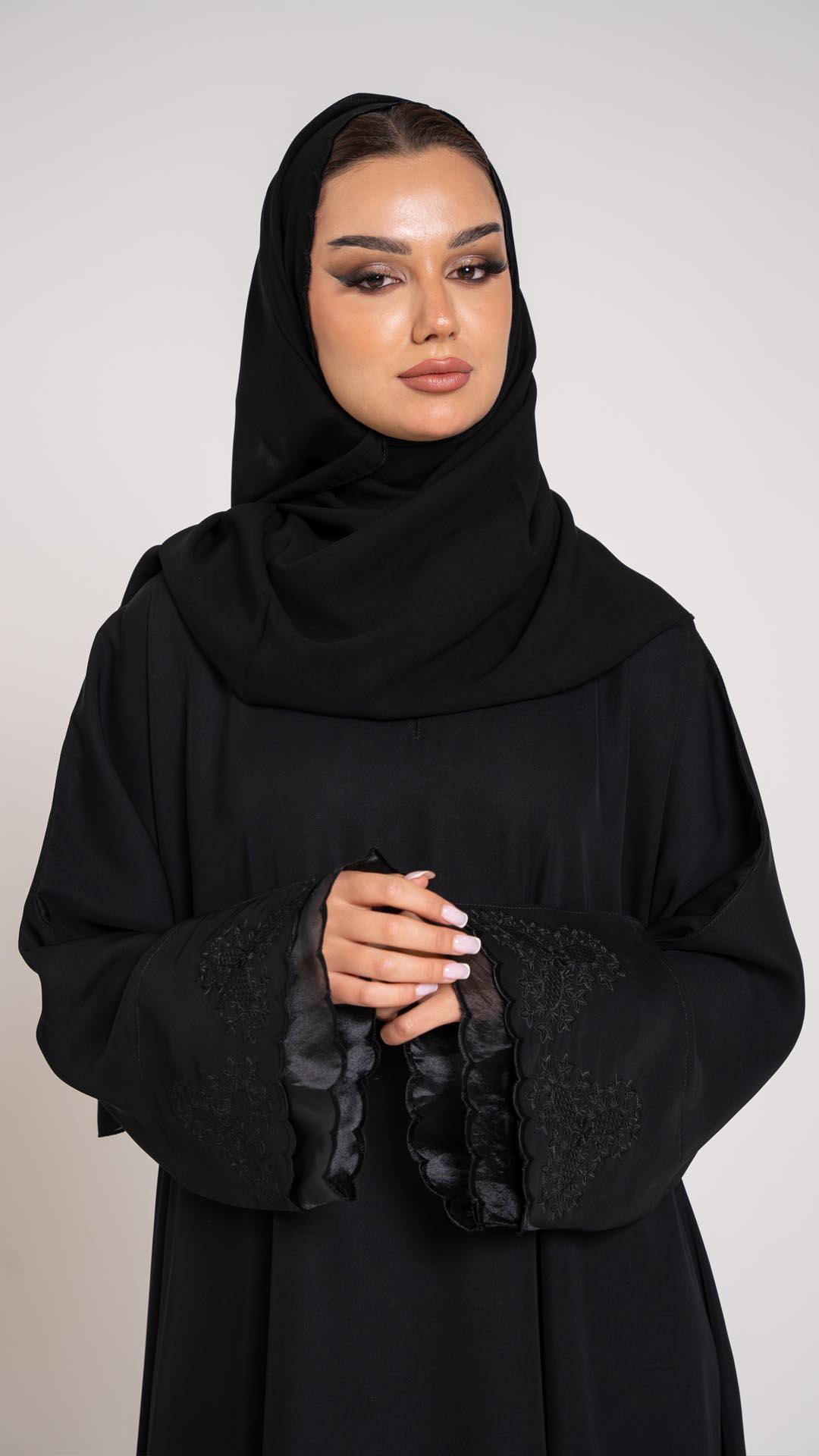 عباية مقفلة بأكمام مطرزة بورد