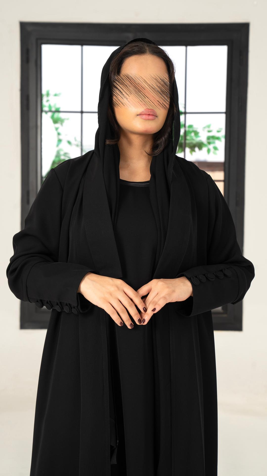 عباية مع فستان مشبوك