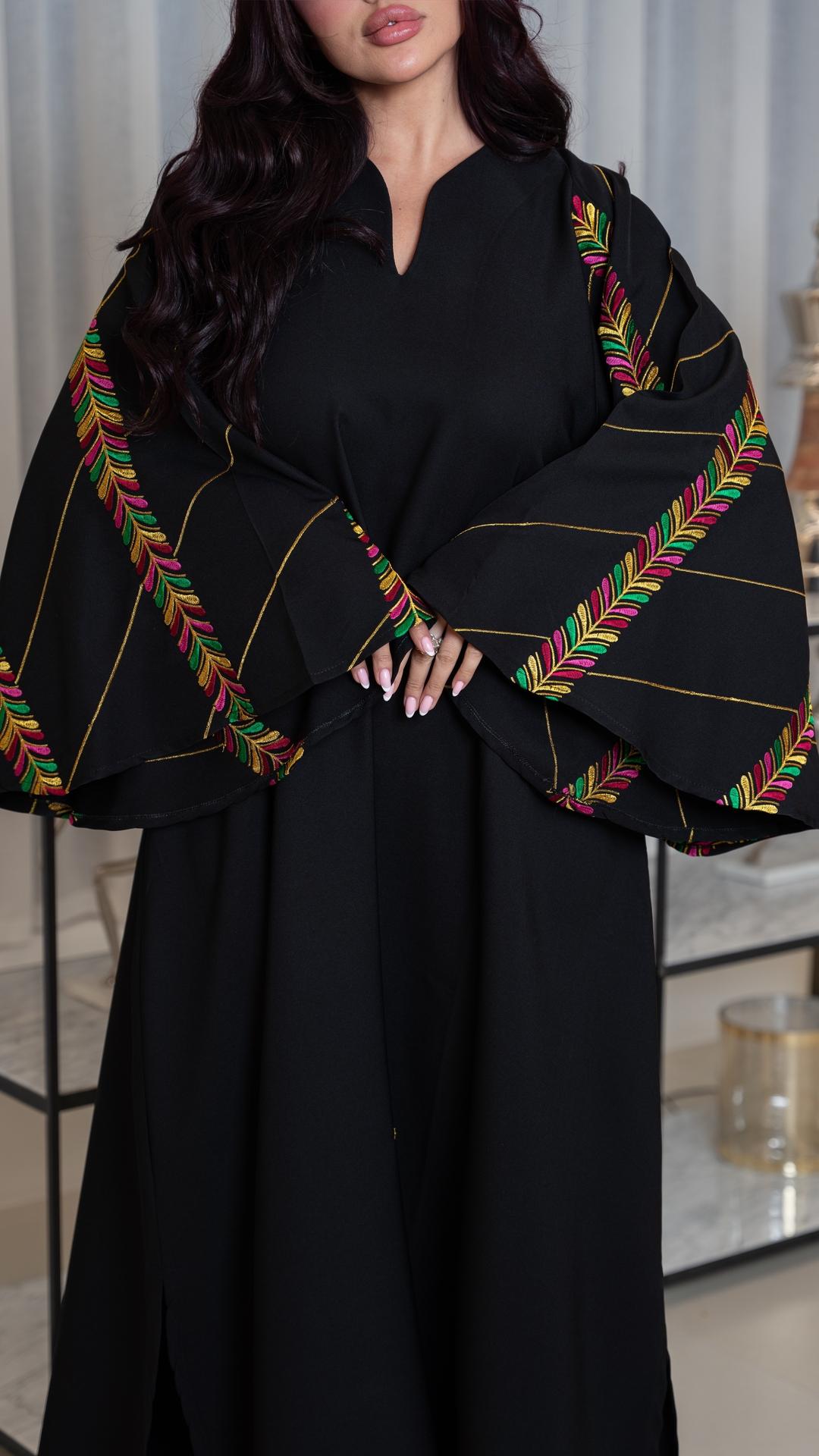 جلابية باكمام كلوش مطرزة
