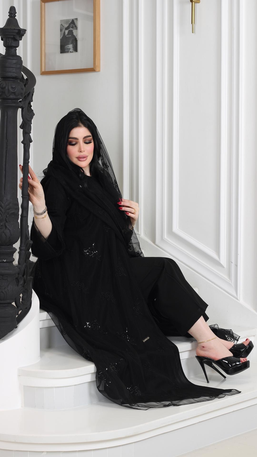عباية مع طرحه بخامة تُل مبطنة ومطرزة بالخرز وترتر