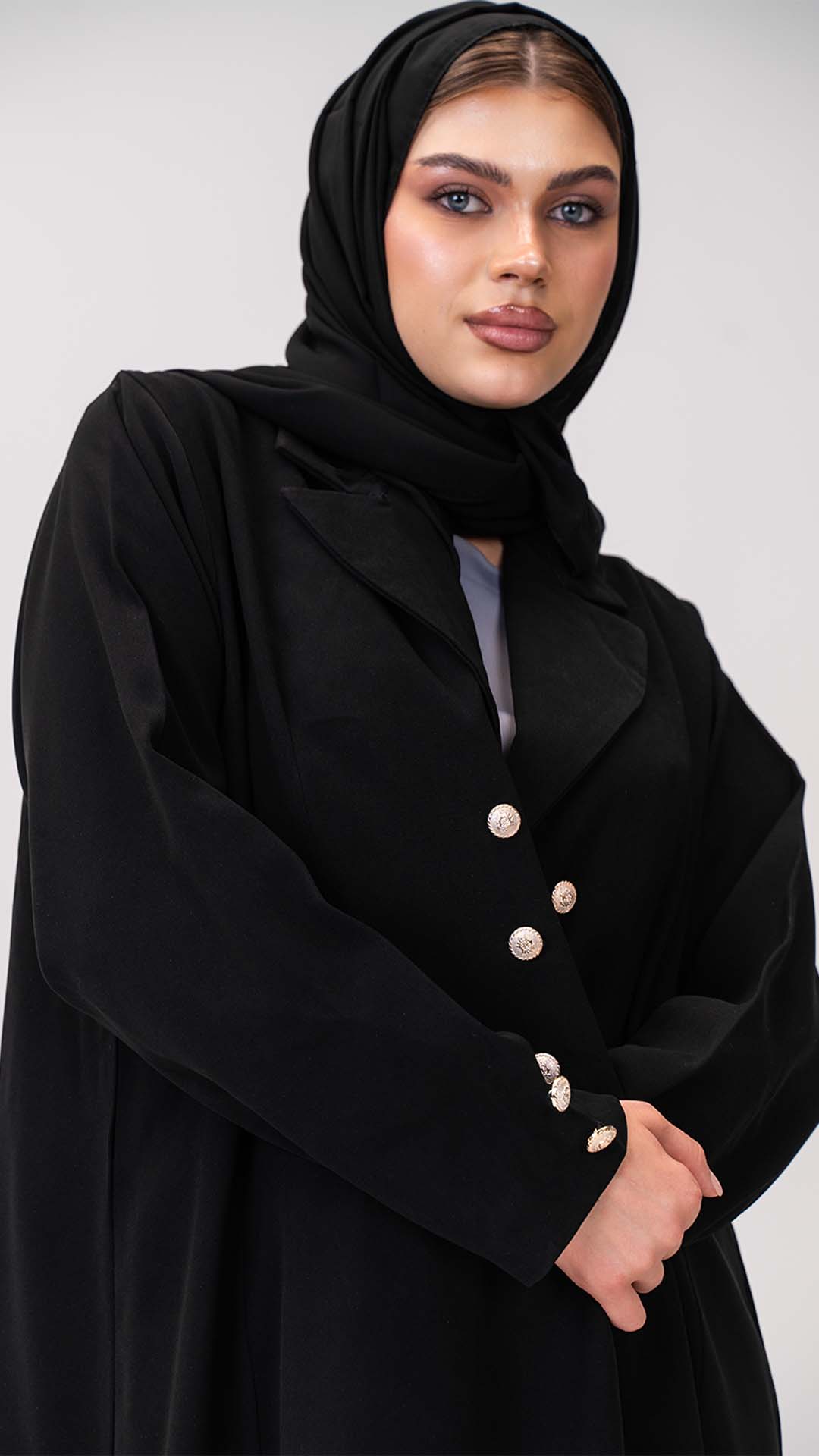 عباية رسمية بأزرة ذهبية