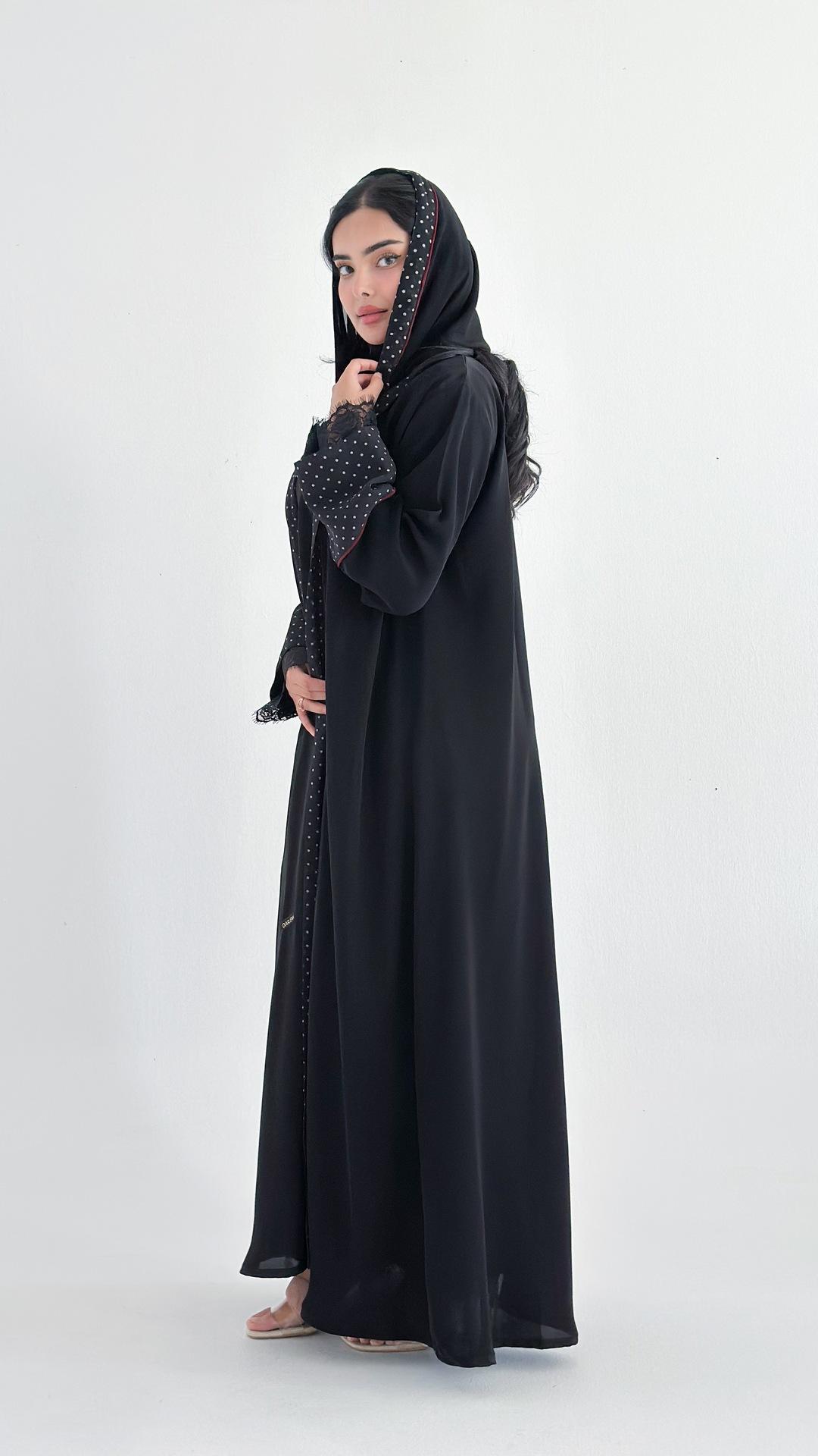 عباية منقطة بدانتيل على الاكمام