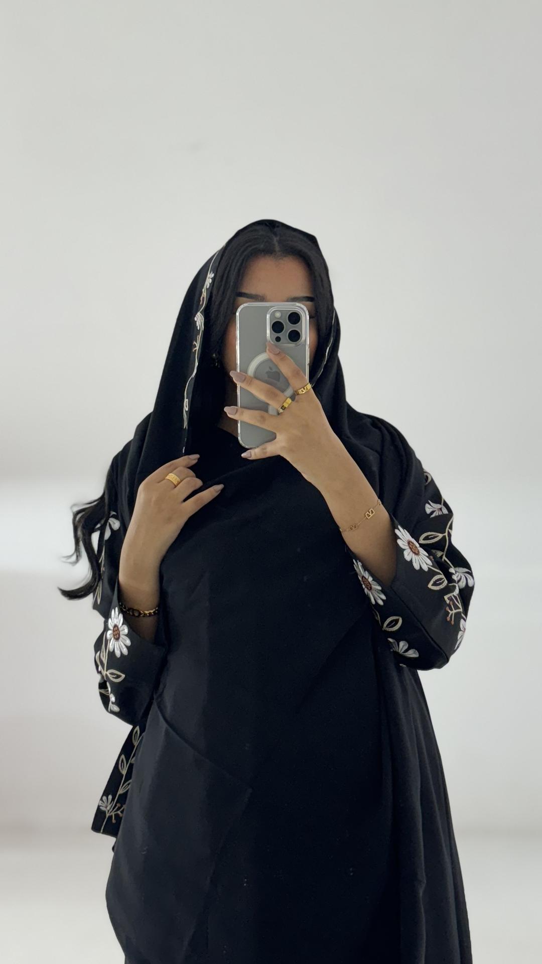 عباية باكمام مطرزة بورود