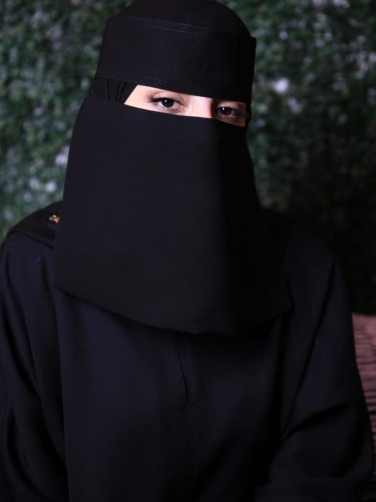 نقاب بلوقو واسع  وطرحة ربط ثابتة