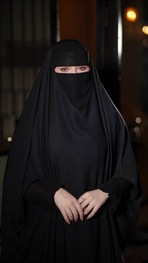 عباية رأس بأكمام مكسرة