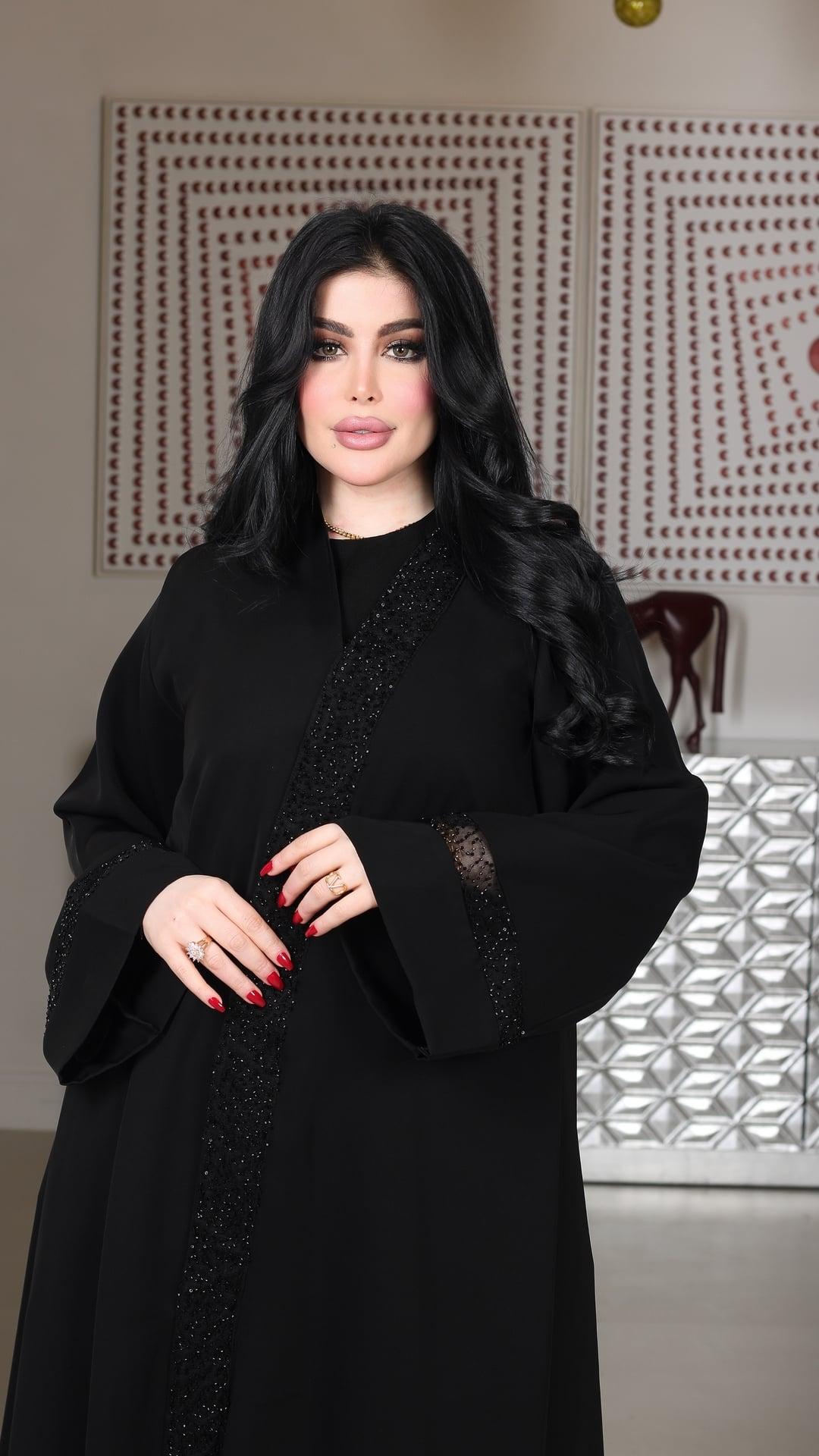 عباية سوداء مزينه بالخرز