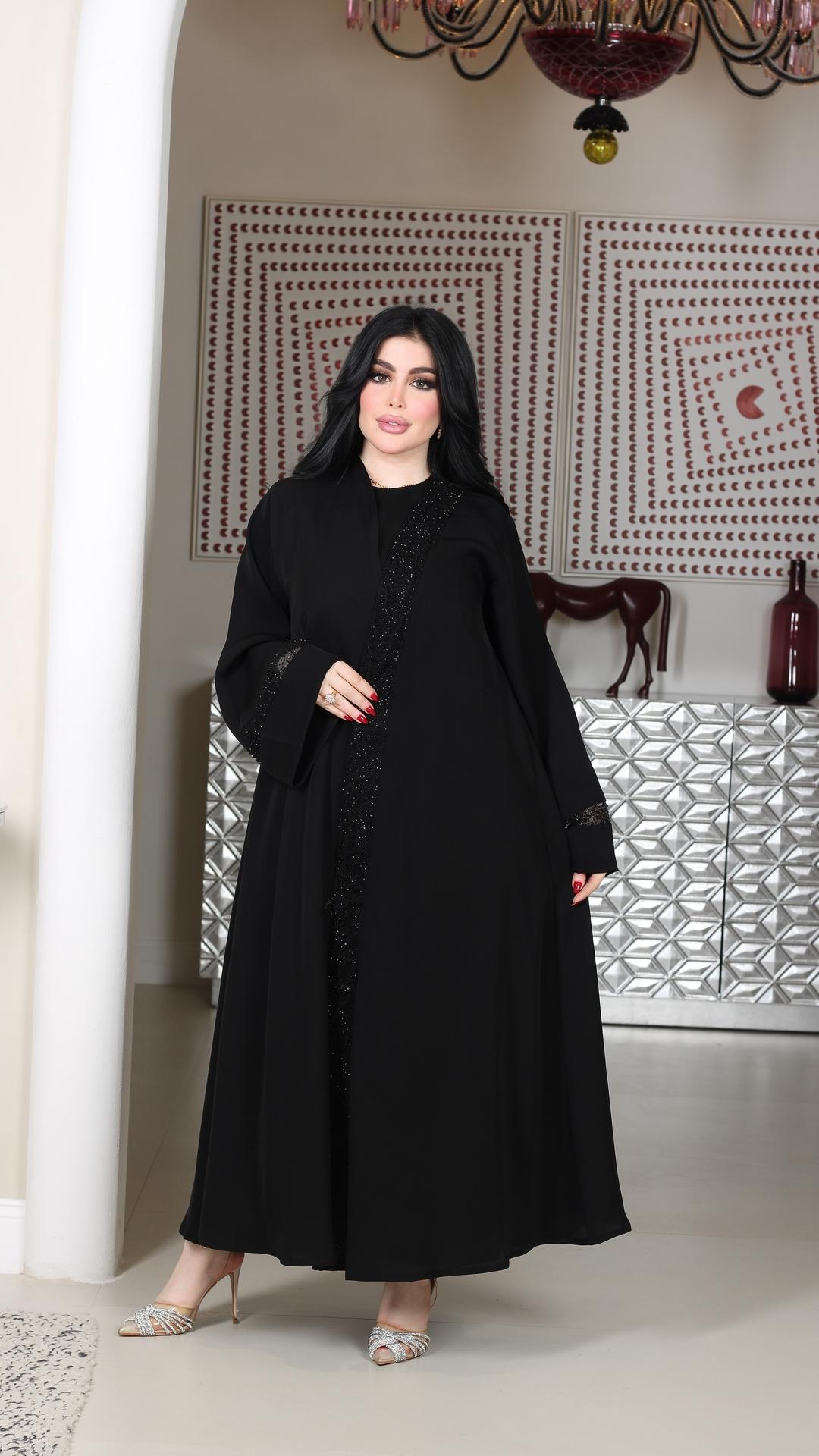 عباية سوداء مزينه بالخرز