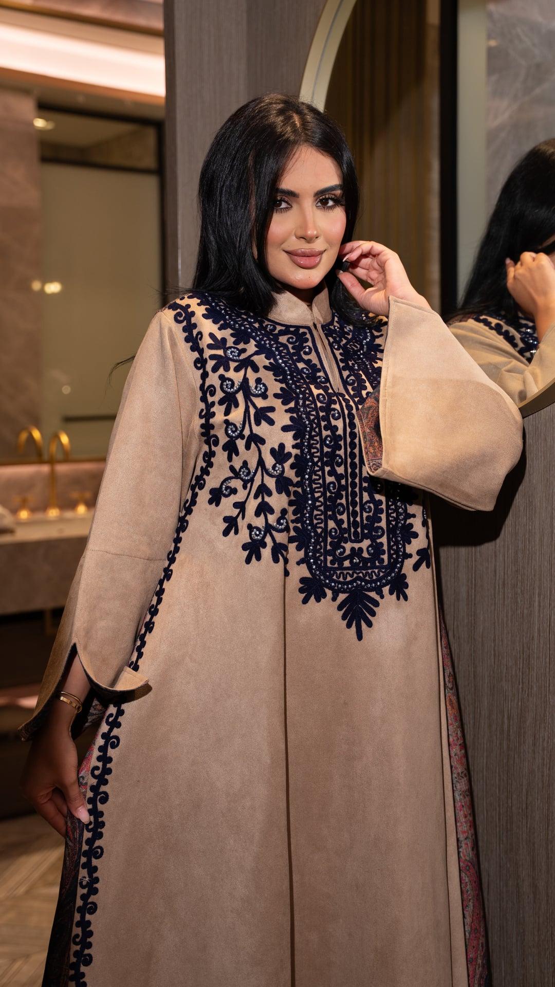 جلابية شتوية بلون بيج مطرزة بكحلي