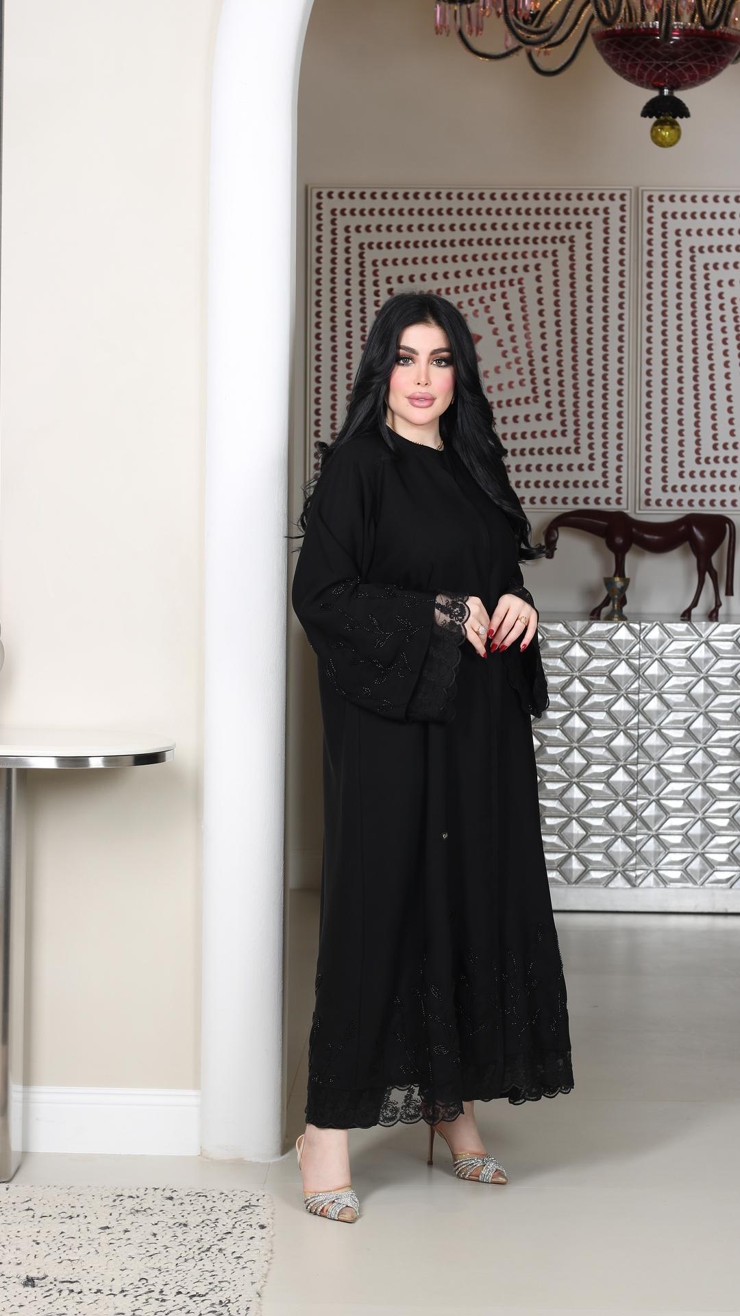 عباية سوداء مطرزة بدانتيل وخرز