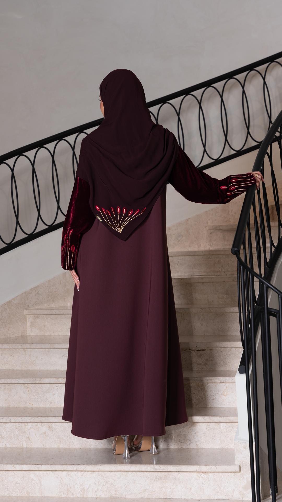 عباية برغندي باكمام مخمل