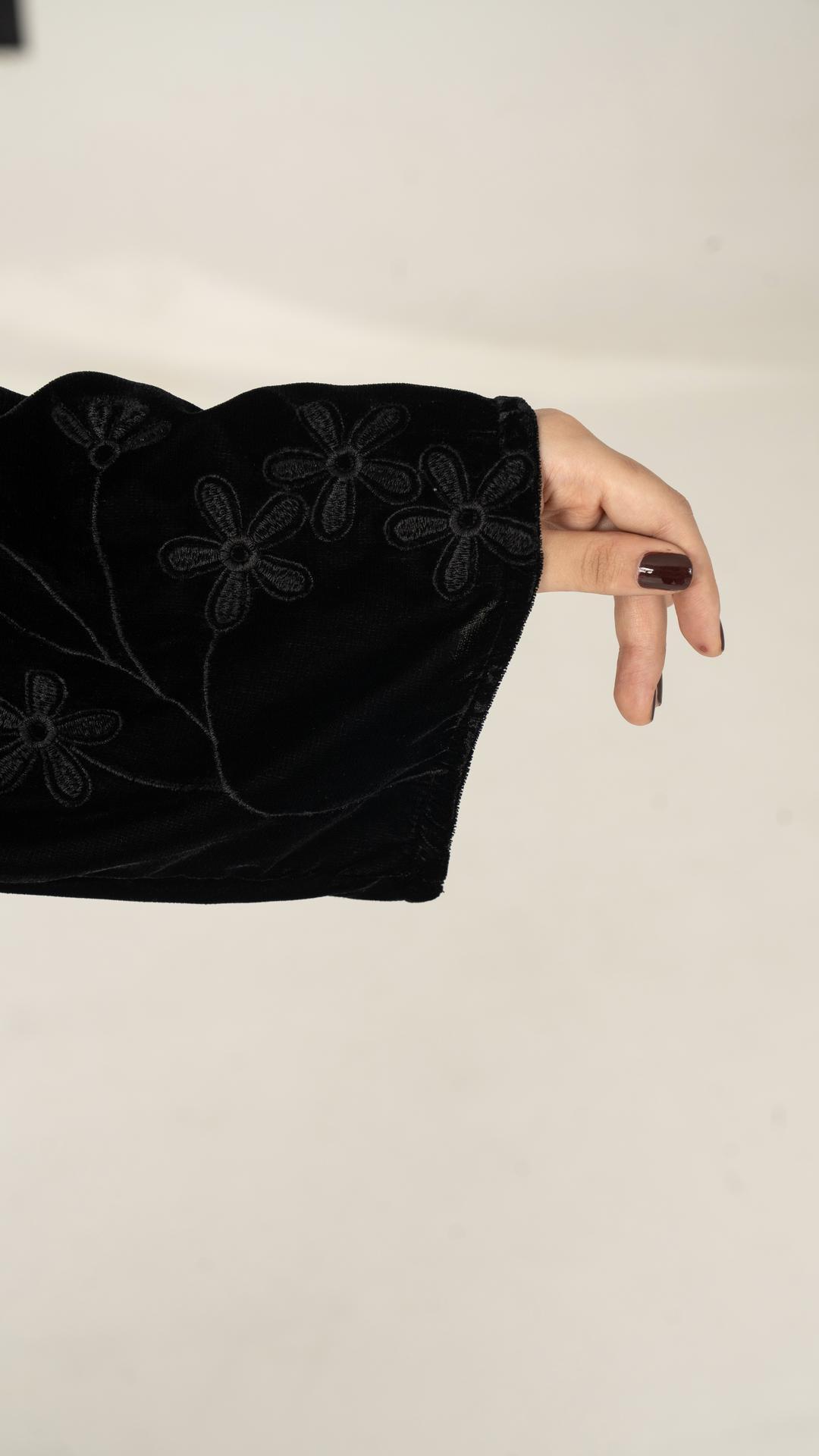 عباية  مخمل باكمام مطرزة
