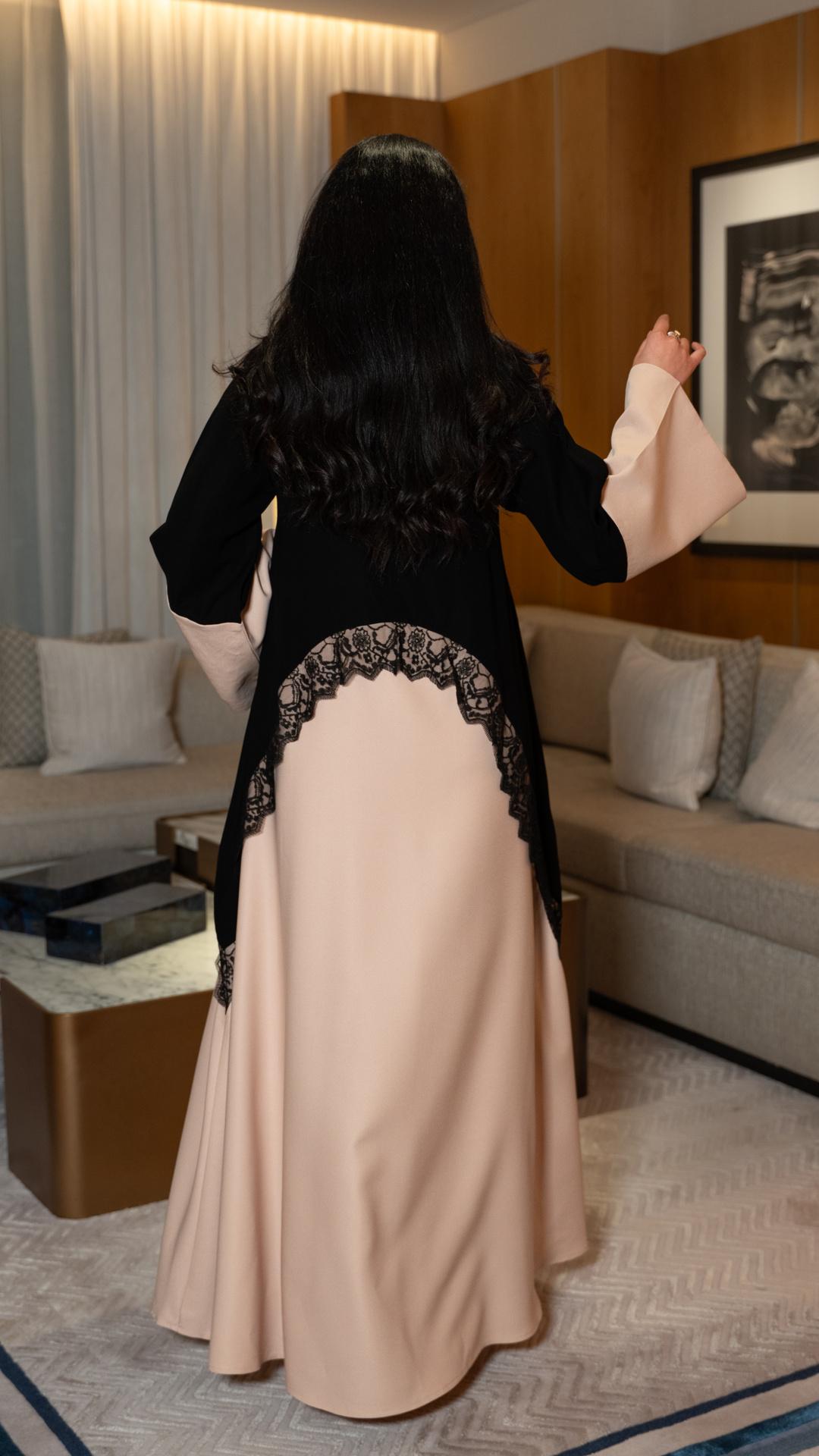 جلابية مطرزة بتُل اسود