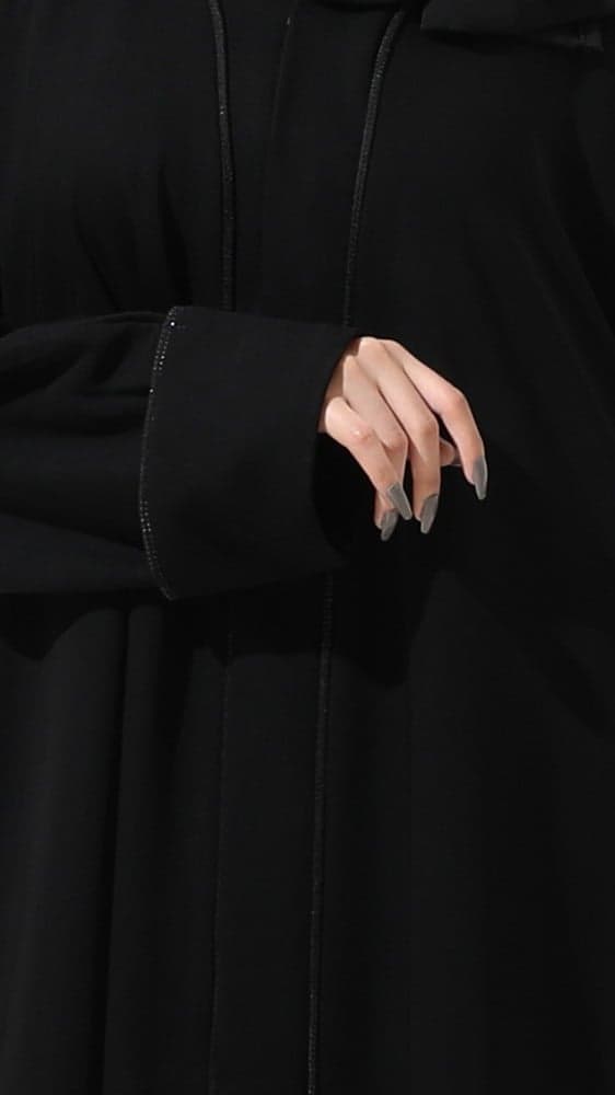 عباية بشريط أسود