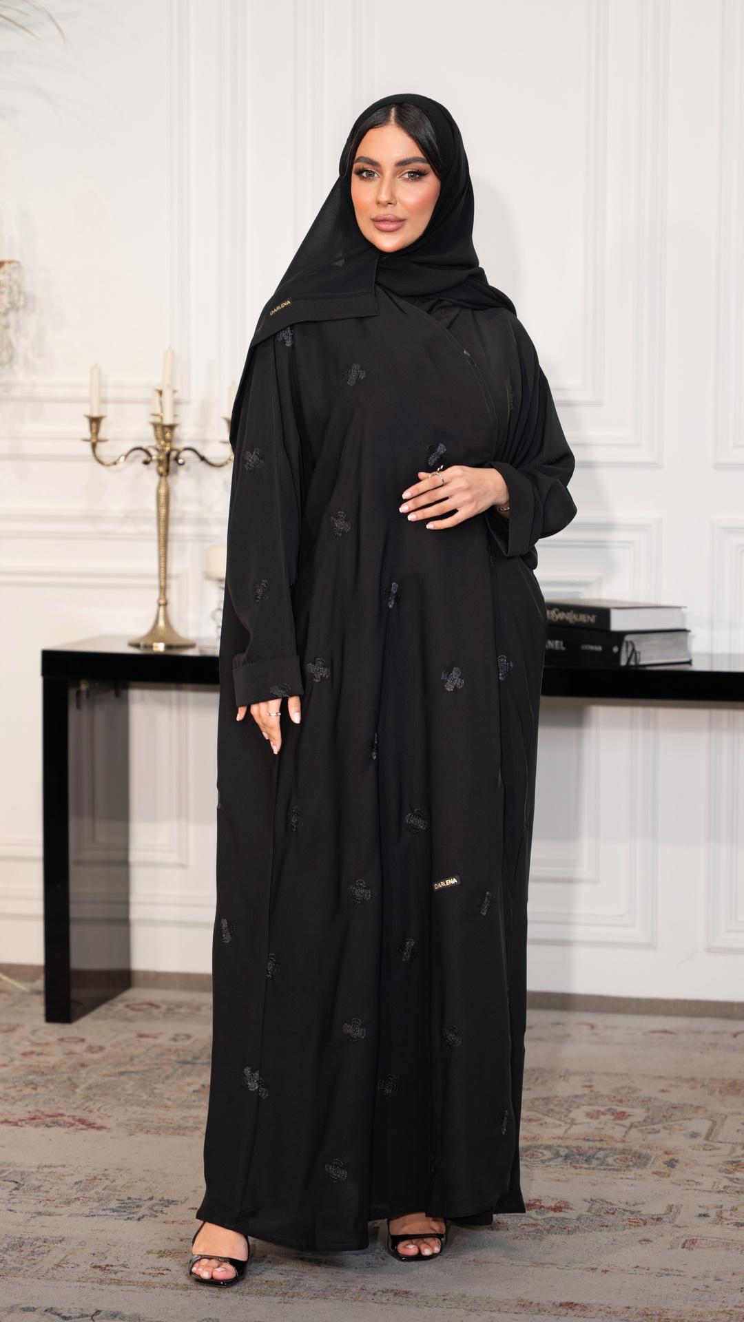 عباية بشت مطرزة بأسود