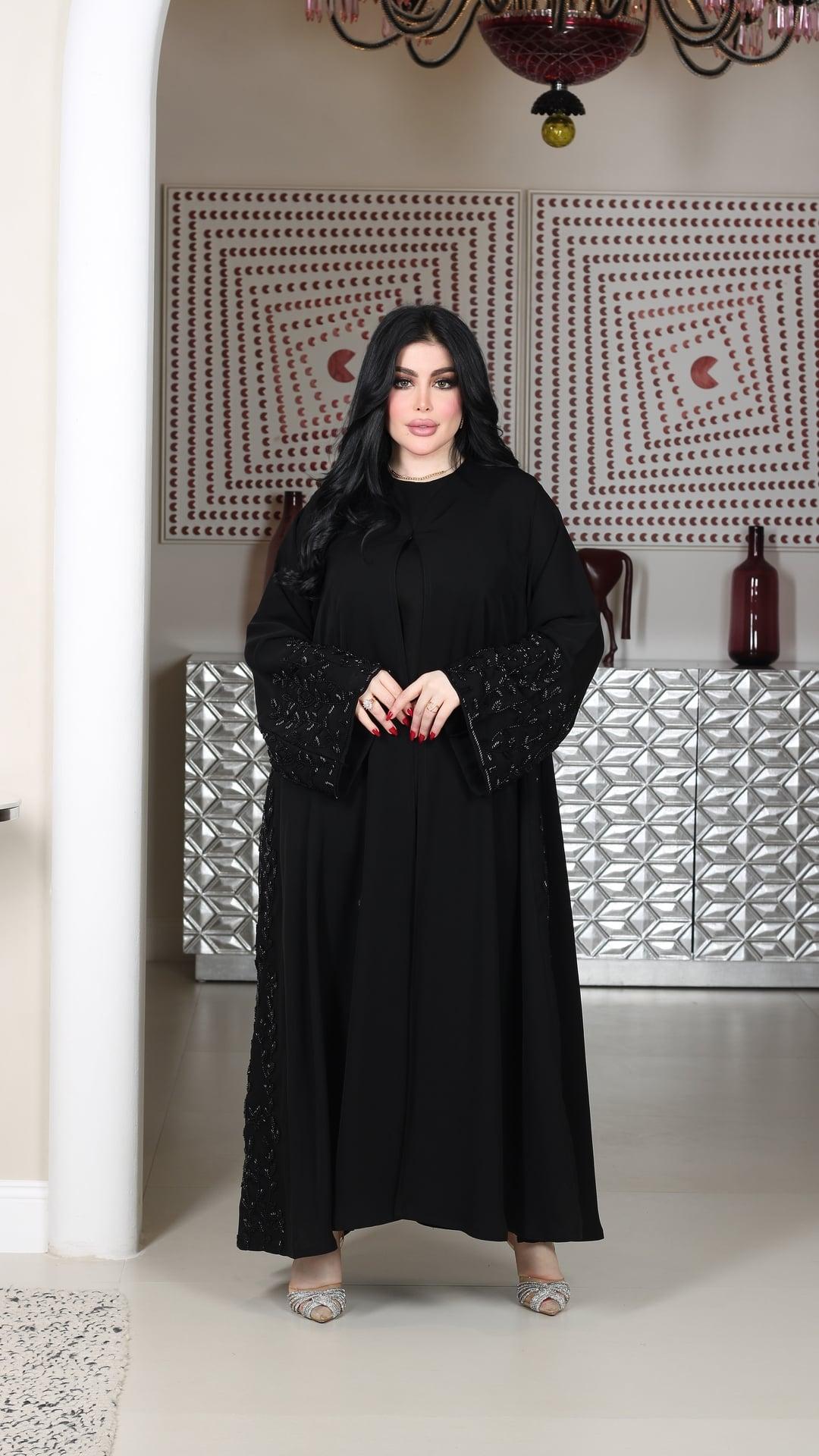 عباية مزينه بشك خرز على الاكمام والجوانب
