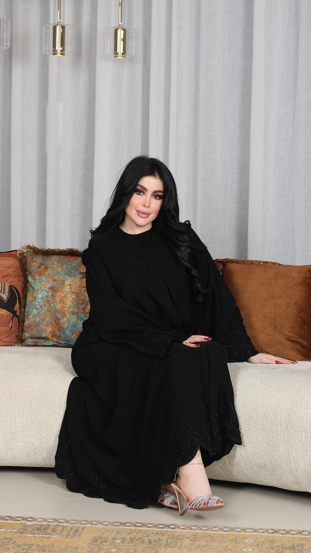 عباية مطرزة بشك أسود