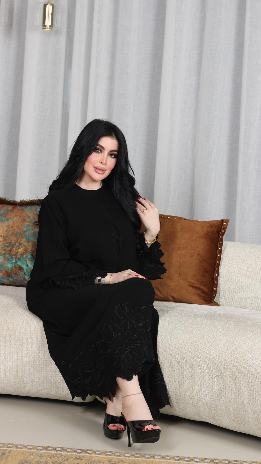 عباية سوادء مطرزه بأطراف ورد