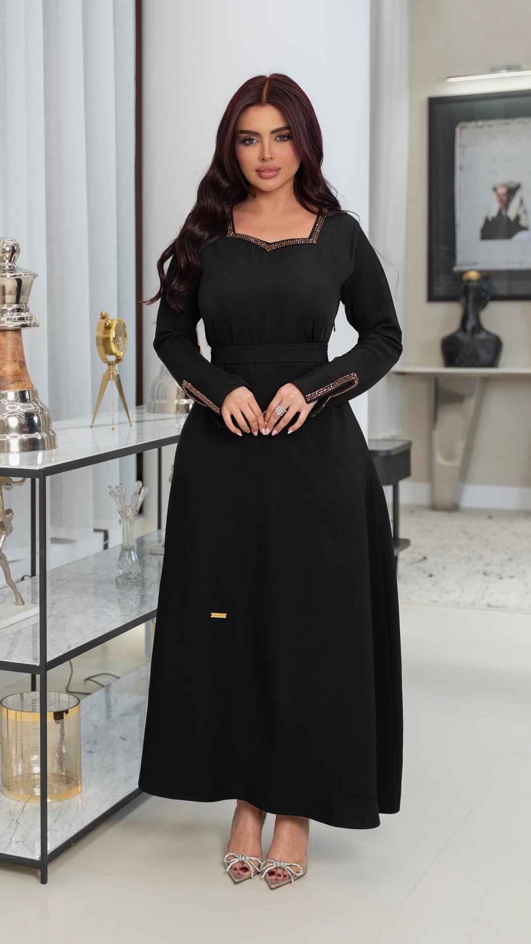 فستان اسود مزين بالخرز